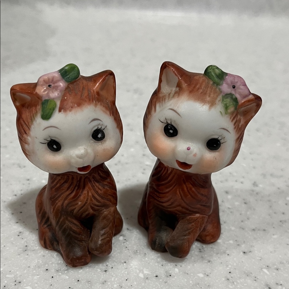Vtg Anthropomorphic Kitty Cats Ceramic Salt & Pepper Shakers Korea MCM Kitsch